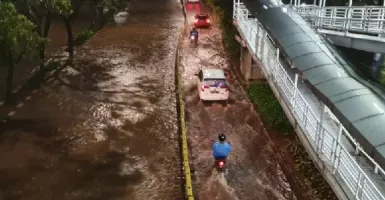 Banjir Jakarta Pagi Ini Parah, 4 Pintu Air Siaga Satu
