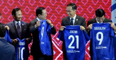 Paling Beda, Jokowi Dapat Jersey Nomor 21 dari FIFA