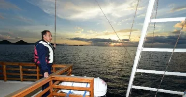 Luar Biasa... Pak Jokowi Pamer Labuan Bajo dari Kapal Pinisi