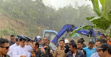 Lagi Kunjungan Bencana Banjir, Pak Jokowi Basah Kuyup Kehujanan