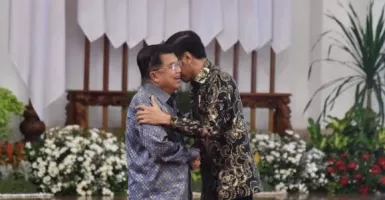 Mengharukan, Nih Momen Jokowi Merangkul Pak JK Jelang Perpisahan