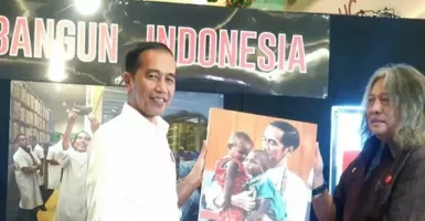 Gendong Anak Papua, Pak Jokowi Kagum Fotonya Sendiri