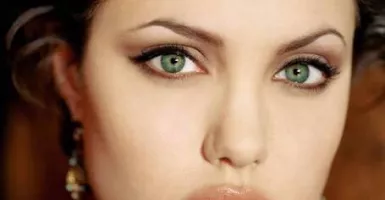 Bukan dengan Oplas, Ini 5 Rahasia Bibir Seksi Angelina Jolie