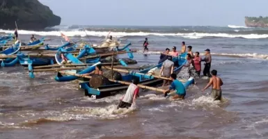 Gelombang Laut Tinggi, Kapal Nelayan Rusak di Gunung Kidul