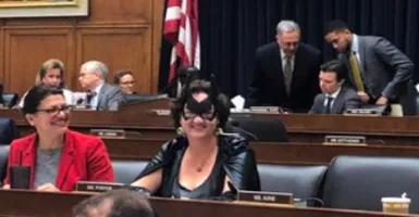 Rayakan Halloween, Anggota DPR lagi Sidang Pakai Kostum Batgirl