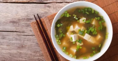 Jaga Daya Tahan Tubuh, Yuk Bikin Sup Miso ala Restoran Jepang