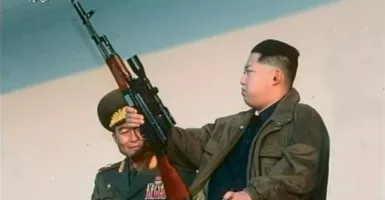 Kim Jong Un Mulai Garang! Tenteng Senapan dan Baju Perang