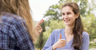 Tak Bisa Bahasa Isyarat? 5 Cara Berkomunikasi dengan Teman Tuli