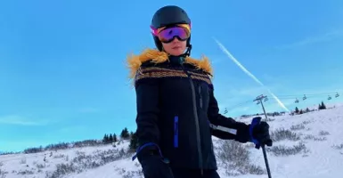 Luna Maya Main Ski Difotoin Ryochin, So Sweet Banget