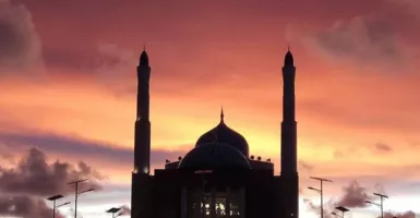 Mengintip Keunikan Masjid Terapung Amirul Mukminin yang Eksotis