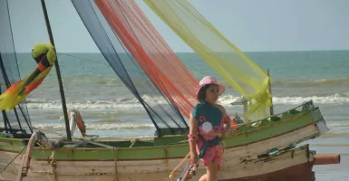 Model Cilik 'Menantang' Matahari di Sumenep Batik on The Sea 2019