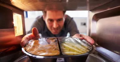 Ketahui Dampak Memanaskan Makanan di Microwave