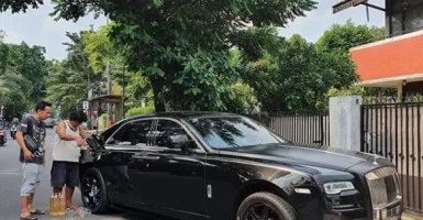 Mobil Mewah Raffi Ahmad Diisi Bensin Eceran...