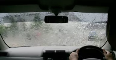 Cegah Mogok Saat Banjir, Ini 5 Tips Berkendara Mobil Matic