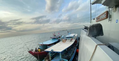 Tegang! TNI AL Gagalkan 2 Kapal Minyak Ilegal di Selat Singapura