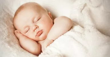 Bedong Bayi dan 3 Cara Instan Tidurkan Si Kecil di Malam Hari