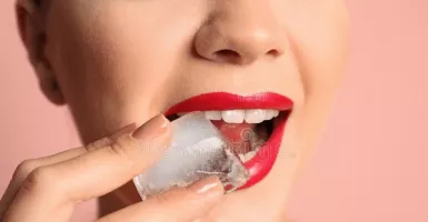 Bahaya Mengunyah Es Batu Bagi Kesehatan Gigi, Hentikan!