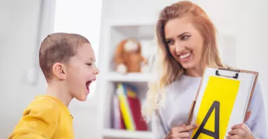 4 Cara Mengatasi Speech Delay pada Anak, Catat Bunda!