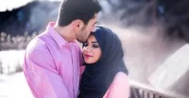 Masyaallah, Begini Pahala Istri Mencium Tangan Suami