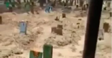 Heboh! Viral Video Kayu Nisan Kuburan Terbakar Sendiri