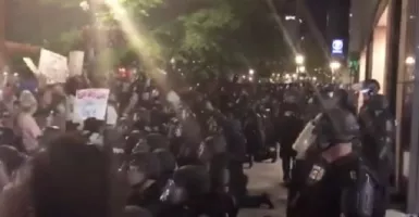Aparat Kepolisian NYPD Berlutut di Depan Ribuan Demonstran 