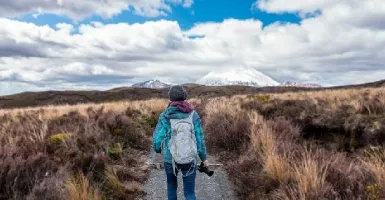 Girls, Ini Outfit Tren Saat Mendaki Gunung di New Normal