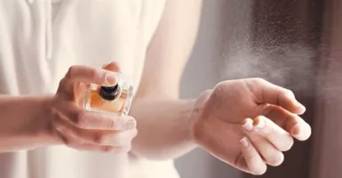 Wangi Tahan Lama, Ikuti Langkah Menyemprotkan Parfum yang Benar
