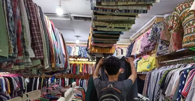 Pasar Baru Dibuka, Pengunjung Padati Toko Pakaian Impor Bekas