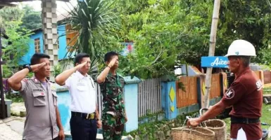 Terharu! Prajurit TNI, Polisi dan Sekuriti Hormat ke Penjual Ikan