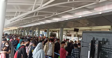 Jelang Larangan Mudik 6 Mei, Stasiun Pasar Senen Banjir Penumpang