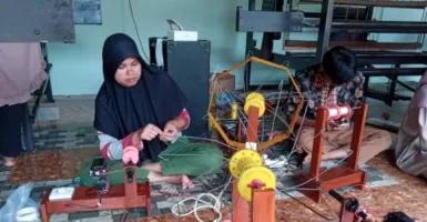 Desainer Wignyo Rahadi Gelar Pelatihan Menenun Bareng Santri