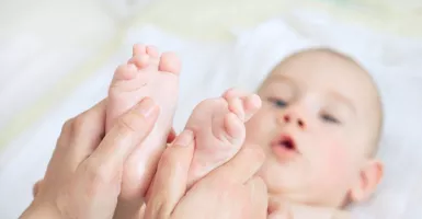 Mom, Melakukan Pijat Bayi Beri 4 Manfaat Luar Biasa bagi Si Kecil