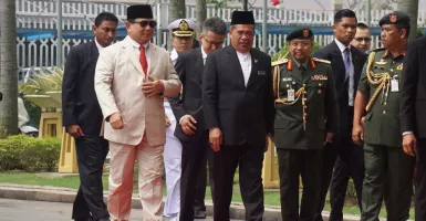 Berpeci dan Berkacamata, Menhan Prabowo Ganteng Maksimal