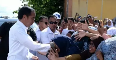 Luar Biasa! Pengungsi di Ambon Berjejal Menyambut Presiden Jokowi
