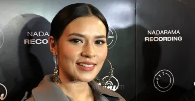 Pesona Aktris Raisa Keliling Kompleks: Saya Jualan Nasi Bakar...