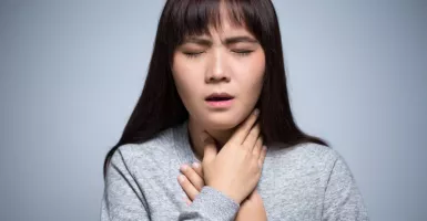 3 Cara Ampuh Redakan Gejala Sakit Tenggorokan yang Menyerang