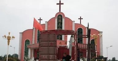 China Hancurkan Simbol Agama dan Larang Lambang Salib