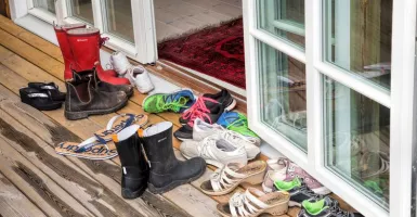 Penelitian: Melepas Sepatu Saat Masuk Membuat Rumah Lebih Sehat