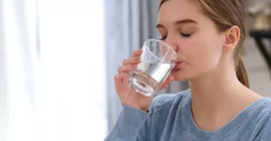 Manfaat Minum Air Putih Hangat, Redakan Nyeri Haid hingga Stres