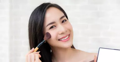 Tips Pakai Makeup yang Tepat untuk Kulit Kering agar Tahan Lama
