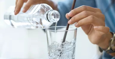 Ketahui Risiko Kebanyakan Minum Air Es