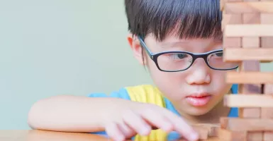 Bunda, 4 Tanda Ini Menunjukkan Anak Perlu Memakai Kacamata