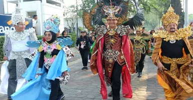 Solo Batik Carnival, Ganjar Pranowo Pakai Kostum Ala Timor Leste