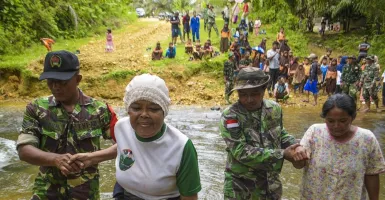 Desa Balung yang Terisolir Bikin Tentara Turun Tangan