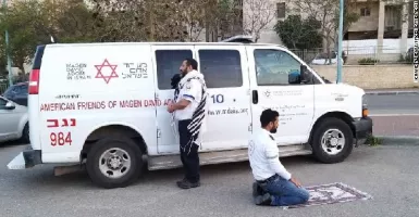 Luar Biasa... Tim Medis Muslim dan Yahudi Berdoa Bersama di Jalan