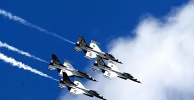 Jet F-16 Amerika Serikat Beri Penghormatan untuk Pejuang Covid-19