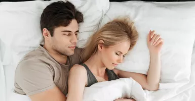 Suami Jangan Lewatkan Memeluk Istri Saat Tidur, Manfaatnya Wow!