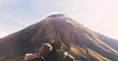 Benih Cinta Kami Berdua Tumbuh di Pendakian Gunung Sindoro