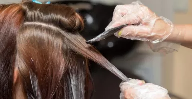 Tanpa ke Salon, 4 Langkah Merawat Rambut yang Diwarnai di Rumah