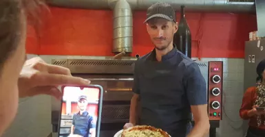 Pria Ini Buat Pizza dengan Topping 254 Jenis Keju, Pecahkan Rekor
